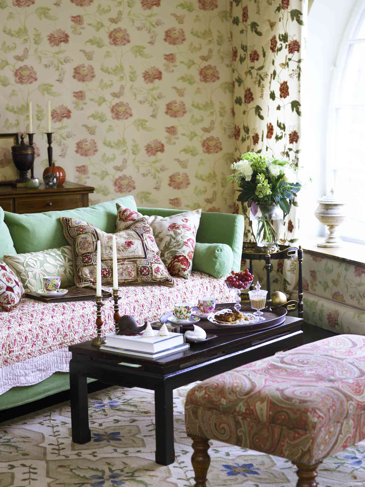 Granny Chic Room mit Blumenwallpapier und Seafoam Green Couch