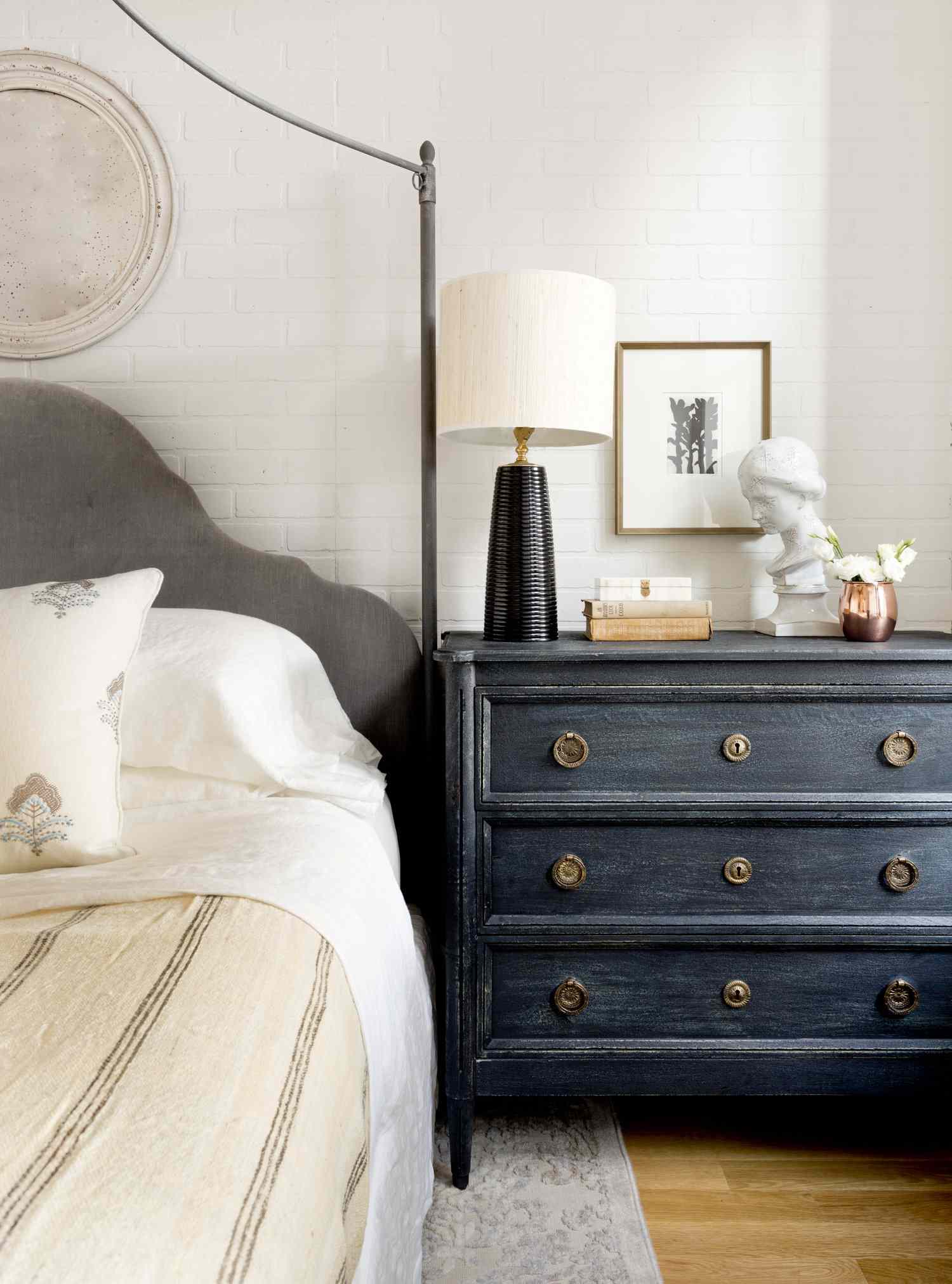 bedside table decorating ideas