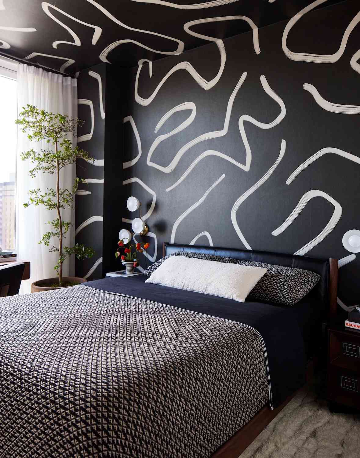 black-and-white bedroom decorating ideas