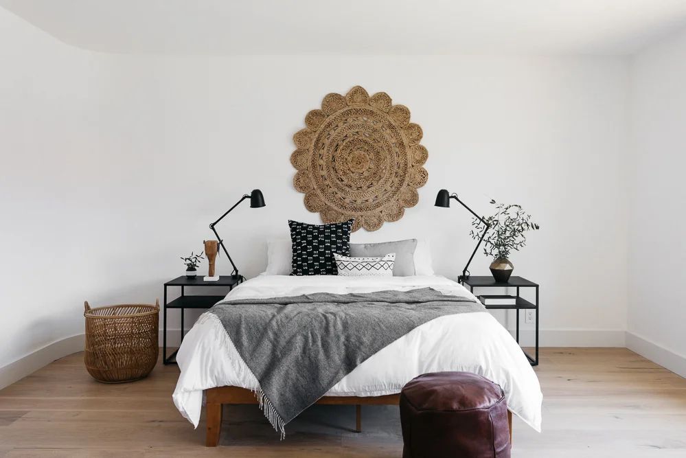 boho style ideas for decorating over the bed