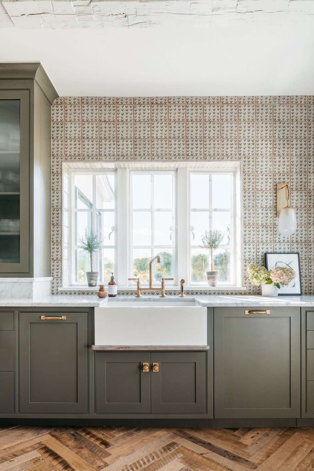 Benjamin Moore Dark Olive Küchenschränke mit gemustertem Fliesenbacksplash