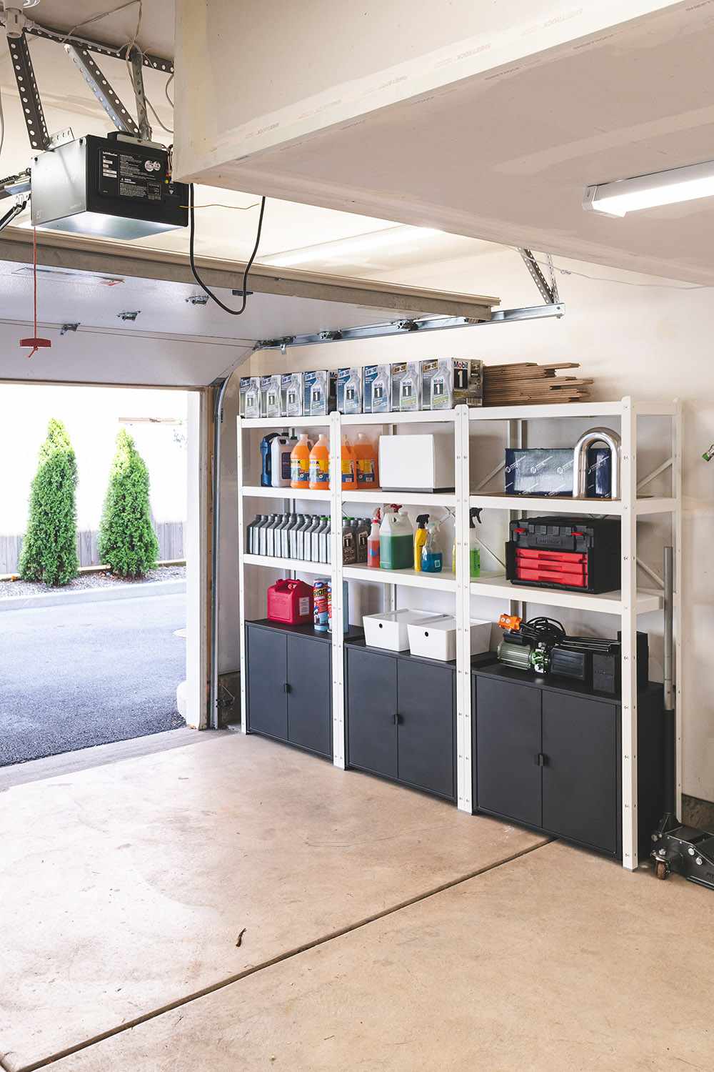 Seite der Garage hat mehrere Regalereihen