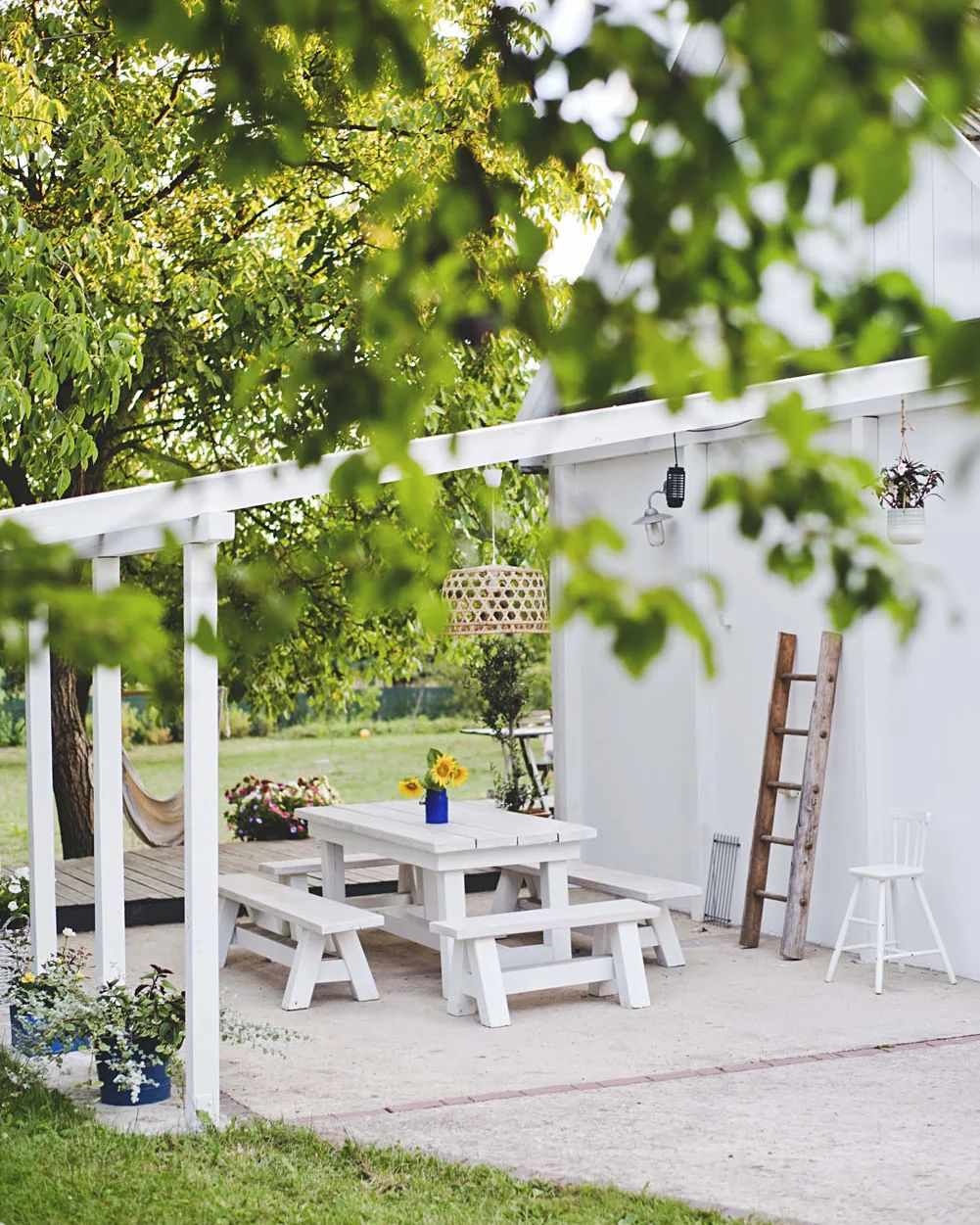 white picnic table